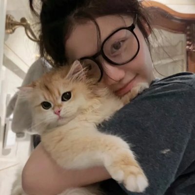 戴流苏耳环的少女